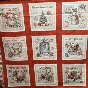 Può includere: Un pannello di tessuto rosso a tema natalizio con nove disegni quadrati con immagini festive. I disegni includono Babbo Natale, un pupazzo di neve, un albero di Natale e auguri di festa. Il tessuto ha uno sfondo rosso con bordi a righe bianche e rosse.
