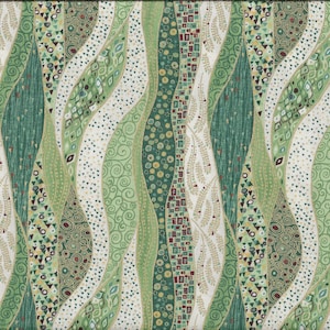 Op de afbeelding: Stof met een herhalend patroon van gestileerde, golvende verticale strepen in groen-, wit- en beigetinten. Het ontwerp bevat verschillende geometrische en organische vormen, waaronder stippen, spiralen en bladachtige vormen. Een gele liniaal is zichtbaar aan de rechterkant.