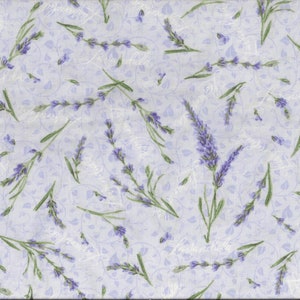 Puede incluir: Una tela floral de lavanda con fondo azul claro. La tela presenta un patrón repetitivo de ramitas de lavanda con flores moradas.