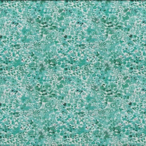 Könnte beinhalten: Ein Stoff mit einem aquarellartigen Muster in Türkis-, Grün- und Weißtönen. Das Design weist kleine, unregelmäßige Formen und Punkte auf, die ein strukturiertes Aussehen erzeugen. Ein gelbes Lineal befindet sich auf der rechten Seite.