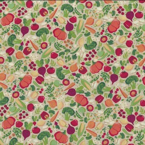 Pode incluir: Um tecido bege com um padrão repetitivo de vários vegetais, incluindo abóboras, cenouras, cebolas, brócolis e ervilhas. Os vegetais são em tons de laranja, verde, vermelho e roxo.