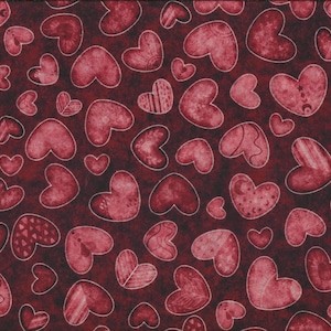 Puede incluir: Una tela con un patrón repetitivo de corazones rojos sobre un fondo rojo oscuro. Los corazones varían en tamaño y diseño, algunos con detalles texturizados y contornos blancos. Una regla amarilla con medidas en centímetros es visible.