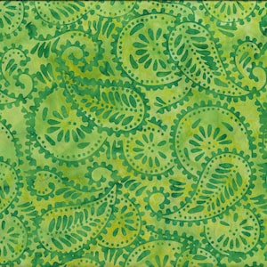 Könnte beinhalten: Grüner Stoff mit einem Paisley-Muster in Grün- und Gelbtönen. Ein gelbes Lineal mit schwarzen Markierungen befindet sich auf der rechten Seite und zeigt Messungen in Zentimetern an.