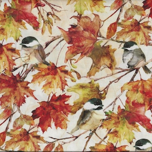 Può includere: Tessuto con un motivo ripetuto di foglie autunnali nei toni del rosso, arancione e giallo, insieme a piccoli uccelli con berretti neri e corpi marroni, appollaiati sui rami. Lo sfondo è color crema chiaro.