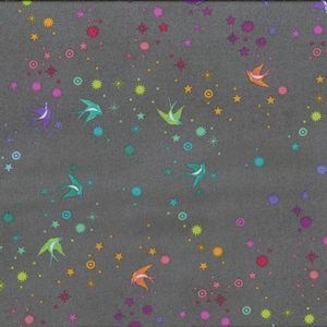 Pode incluir: Tecido cinza escuro com um padrão colorido de pássaros, estrelas e círculos. Os pássaros são em tons de laranja, verde e roxo. As estrelas e os círculos são em várias cores, incluindo amarelo, rosa e azul. Uma régua amarela está no lado direito do tecido.