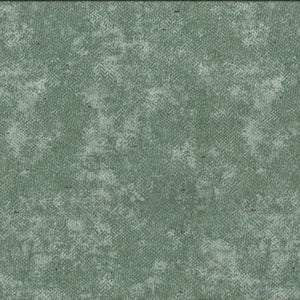 Op de afbeelding: Een groene stof met een subtiel herringbone-patroon en een verweerde, textuurrijke uitstraling. De stof heeft een lichte, verbleekte uitstraling, waardoor het een vintage gevoel geeft.