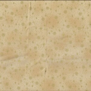 Può includere: Tessuto beige con una texture sottile e un motivo di stelle dorate sparse.