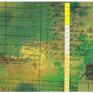 Op de afbeelding: Een groene en gele textuur achtergrond met een liniaal en handschrift. De tekst bevat "TIME BOOK FOR THE" en "PHOT I ca te ding Pmeme 1 tle Mato Irayo Brue ley 9 101 Ruck Tray tha dathers fete ard".