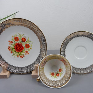 古いミッタータイヒ コレクション プレイス、オレンジ色の花が付いたゴールド装飾コレクション カップ、ミッドセンチュリー テーブル セッティング、ロマンチックなティー セッティング、コーヒー テーブル、ギフト