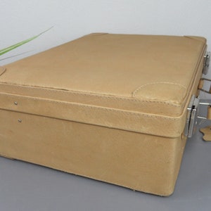 valigia in pelle beige, valigia vintage, valigia da viaggio degli anni '50 o '60, arredamento per la casa per il Ringraziamento, valigia per libri, valigia per le vacanze per i viaggi del fine settimana immagine 5