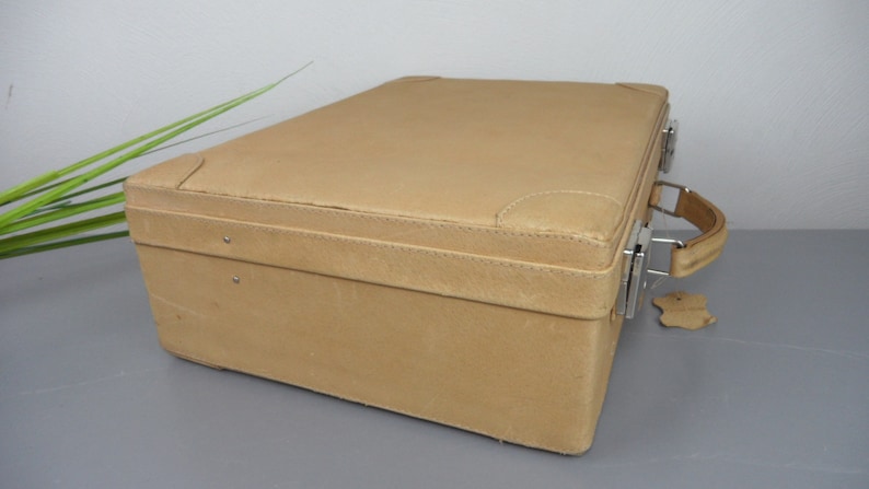valigia in pelle beige, valigia vintage, valigia da viaggio degli anni '50 o '60, arredamento per la casa per il Ringraziamento, valigia per libri, valigia per le vacanze per i viaggi del fine settimana immagine 5