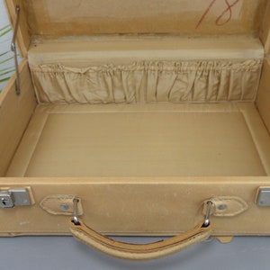 valigia in pelle beige, valigia vintage, valigia da viaggio degli anni '50 o '60, arredamento per la casa per il Ringraziamento, valigia per libri, valigia per le vacanze per i viaggi del fine settimana immagine 2
