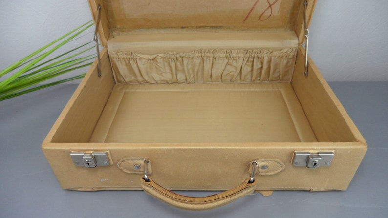 valigia in pelle beige, valigia vintage, valigia da viaggio degli anni '50 o '60, arredamento per la casa per il Ringraziamento, valigia per libri, valigia per le vacanze per i viaggi del fine settimana immagine 2