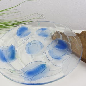 26 cm GLASS PLATE BOWL with blue TULIPS, glass plate for small cakes, voile plate serving plate with spring flowers, serving plate 80s