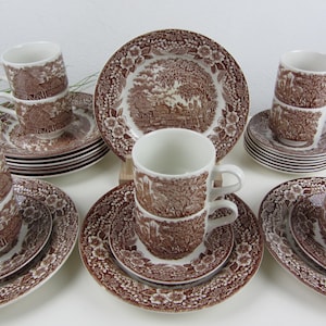 以下が含まれることがあります： 花柄の茶色の白のティーカップとソーサーの6点セット。カップとソーサーは積み重ねられています。