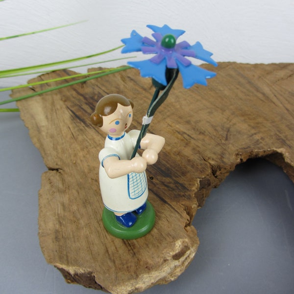 BLUMENKIND kleine HOLZFIGUR Blumenmädchen Miniatur, Holzkunst Dresden, blaue Holzblume, Dekofigur für Sammler, Sammlerobjekt Volkskunst