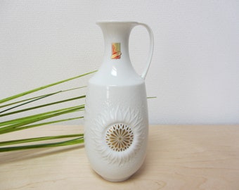 weiße AK Kaiser Vase, 102, Blumenvase mit Henkel, Sonne Sonnenblume, 70er Jahre Tischvase, Porzellanvase, Geschenk an Sammler, vintage Fan