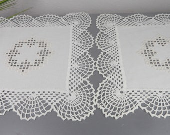 2 Hardanger Deckchen in beige, Häkeldeckchen, 42 x 42 cm, Handarbeitsdeckchen für den Nachttisch, Kommode, Vitrine, Vertiko, Wohnzimmertisch