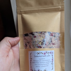 Rituel de bain de déesse céleste imbibé de géranium, de lavande, de jasmin, de rose sorcière, de cristal de bohème, de bijoux de déclaration, de bougie de céréales pas trop haute