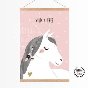 Guardería de caballos - Póster A4 "Salvaje y libre" niña rosa