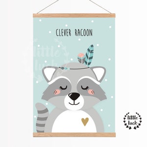 Könnte beinhalten: Ein hellblauer Hintergrund mit weißen Punkten zeigt einen Cartoon-Waschbären mit einem grau-weiß gestreiften Schwanz. Der Waschbär hat eine rosa Nase, geschlossene Augen und ein goldenes Herz auf der Brust. Der Waschbär trägt ein Stirnband mit blauen und türkisfarbenen Federn. Der Text "Clever Raccoon" befindet sich oben im Bild.