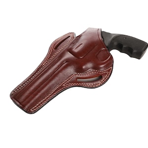 Op de afbeelding: Een bruine leren holster voor een revolver met stiksels.