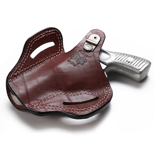 Puede incluir: Una funda de cuero marr&oacute;n con un rev&oacute;lver plateado en su interior. La funda tiene un cintur&oacute;n y un cierre de presi&oacute;n.