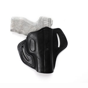 Puede incluir: Una funda de cuero negra para una pistola. La funda tiene un bucle para el cintur&oacute;n y un cierre a presi&oacute;n.