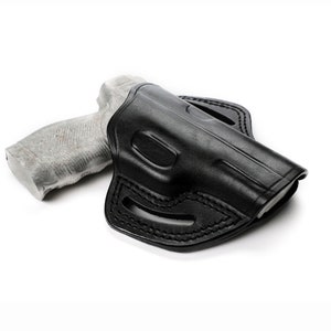 Puede incluir: Una funda de cuero negra para una pistola. La funda tiene un bucle para el cintur&oacute;n y un cierre a presi&oacute;n.