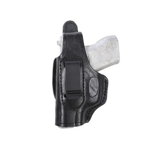 以下が含まれることがあります： 小型の拳銃を携帯するためのクリップ付きの黒い革製のホルスターです。
