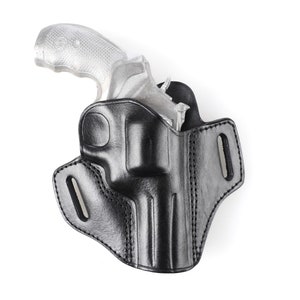 Könnte beinhalten: Ein schwarzes Lederholster für einen silbernen Revolver.