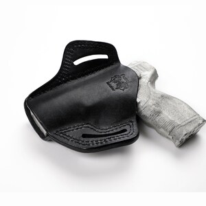 Puede incluir: Funda de cuero negro para una pistola. La funda tiene un bucle para el cintur&oacute;n y un protector del gatillo. La funda est&aacute; dise&ntilde;ada para llevarse en la cadera.