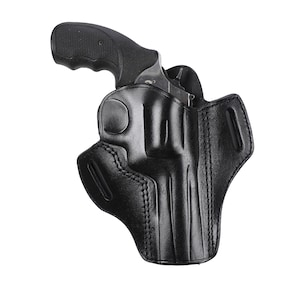 Könnte beinhalten: Schwarzes Lederholster für einen Revolver. Das Holster hat eine Gürtelschlaufe und einen Druckknopfverschluss.