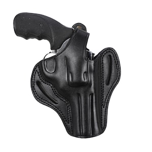 Könnte beinhalten: Ein schwarzes Lederholster für eine Pistole. Das Holster hat eine Klappe, die den Abzugsschutz bedeckt, und eine Gürtelschlaufe.