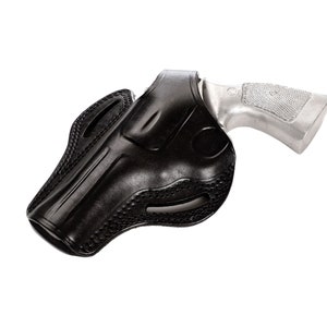Könnte beinhalten: Ein schwarzes Lederholster für eine silberne Pistole. Das Holster hat eine strukturierte Oberfläche und einen Ausschnitt für den Abzugsbügel.