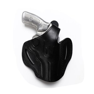 Puede incluir: Una funda de cuero negra para una pistola plateada.