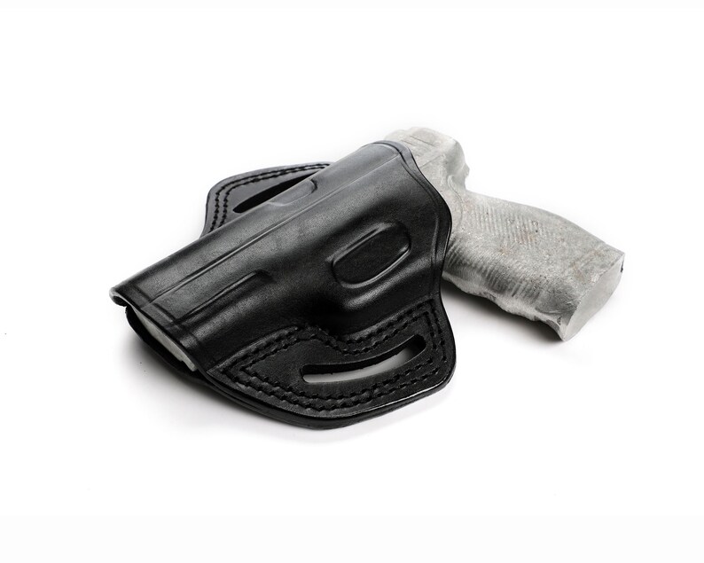 Puede incluir: Una funda de cuero negra para una pistola. La funda tiene un bucle para el cintur&oacute;n y una protecci&oacute;n para el gatillo.