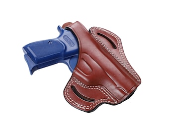 Op de afbeelding: Een bruine leren holster met witte stiksels voor een blauw pistool. De holster heeft een riemlus en een trekkerbescherming.