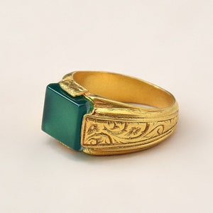 Handmade 14K Yellow Gold Men&#39;s Ring with Green Stone