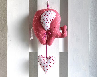 Olifant met hartjeshanger in roze, kinderkamer, mobiel, geboortecadeau