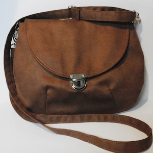 Brown visitant le sac à main du facteur