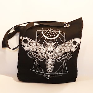 Tasche aus synthetischem Wildleder, Umhängetasche, Tasche mit einer Krähe, bemalter Rabe