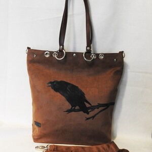 Tasche aus synthetischem Wildleder, Umhängetasche, Tasche mit einer Krähe, bemalter Rabe Bild 4