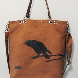Tasche aus synthetischem Wildleder, Umhängetasche, Tasche mit einer Krähe, bemalter Rabe Bild 1