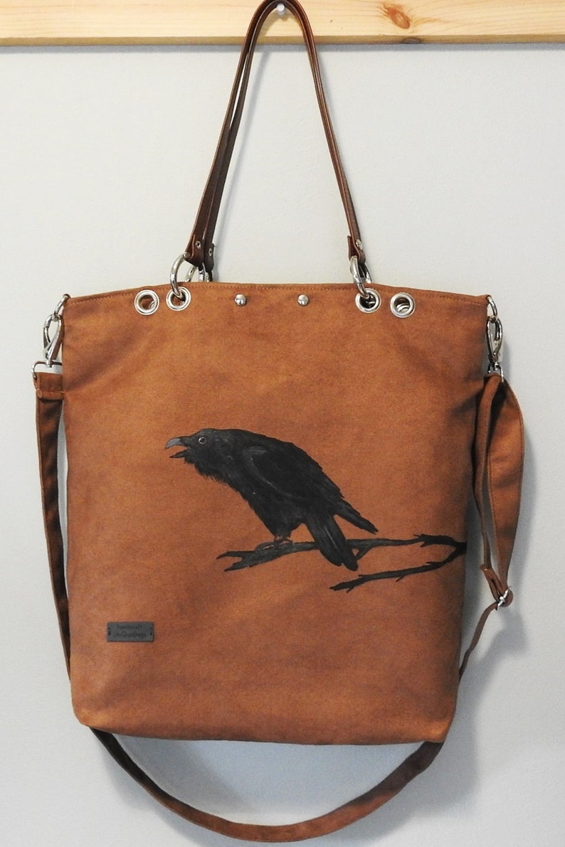 Tasche aus synthetischem Wildleder, Umhängetasche, Tasche mit einer Krähe, bemalter Rabe Bild 1