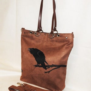 Tasche aus synthetischem Wildleder, Umhängetasche, Tasche mit einer Krähe, bemalter Rabe Bild 6
