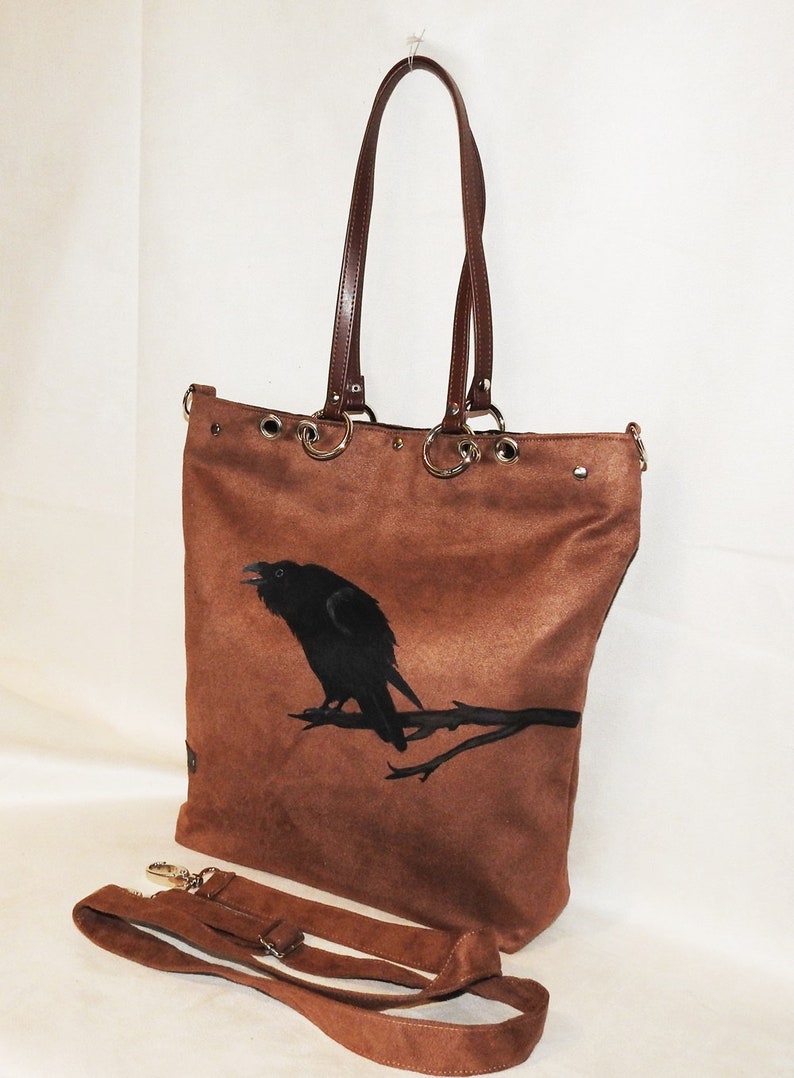 Tasche aus synthetischem Wildleder, Umhängetasche, Tasche mit einer Krähe, bemalter Rabe Bild 6