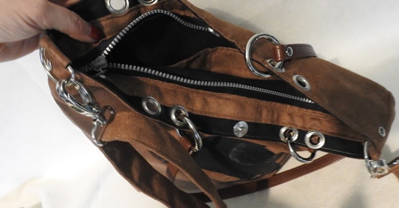 Tasche aus synthetischem Wildleder, Umhängetasche, Tasche mit einer Krähe, bemalter Rabe Bild 5