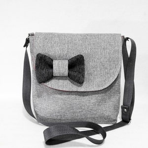 Un pequeño bolso, pequeño bolso gris, bolso con lazo, regalo para niña,  bolsa de lino