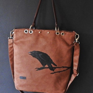 Tasche aus synthetischem Wildleder, Umhängetasche, Tasche mit einer Krähe, bemalter Rabe Bild 2